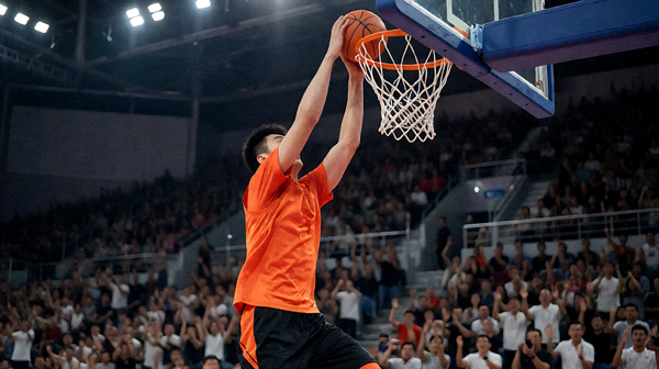 篮球明星在赛场上完成精彩扣篮动作,观众席欢呼声雷动