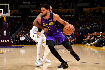 NBA比赛中洛杉矶湖人队球员在主场进行激烈对抗的篮球比赛现场图片